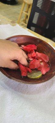 Finger bowl with rose petals and some lime, luxurious!