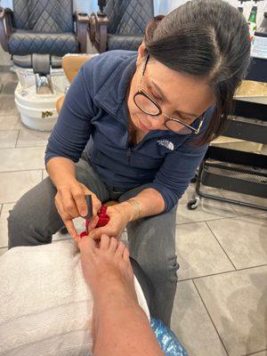 Mimi painting my toenails!