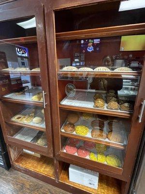 Baked goods: conchas, donuts, muffins, pastries