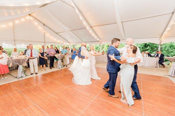 Dancing couples are our favorite!