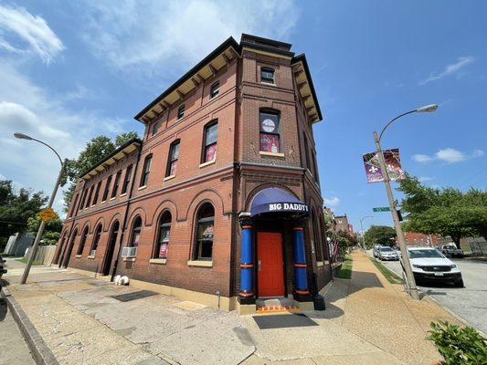 Patio is in back, this is just a few blocks from Budweiser brewery.