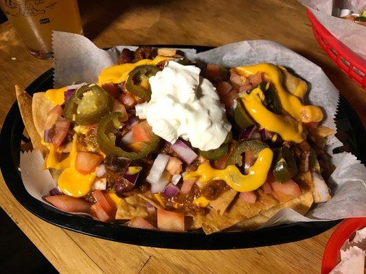 Homemade beef chili, nacho cheese, diced tomato, diced onion, pickled jalapeño peppers, sour cream