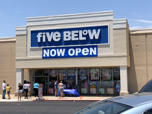 6/23/18. Saturday afternoon. 95 degrees outside five BeLoW. Ha!! Open 2 days!! Slammed!! Insane in the membrane! Eastgate Shopping Center.