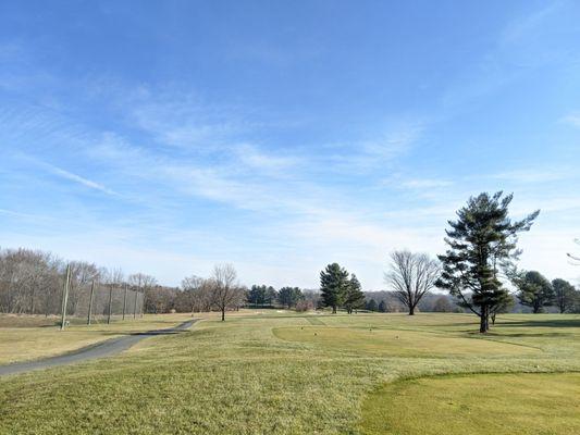 1st hole, a nice par 5 to start. Stay left on your second shot!