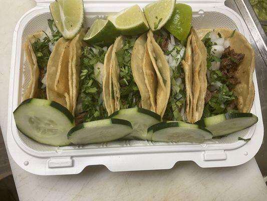 Tacos de cualquier carne .asada pastor ,carnitas,lingual,pollo chorizo.cilantro y cebolla limon .