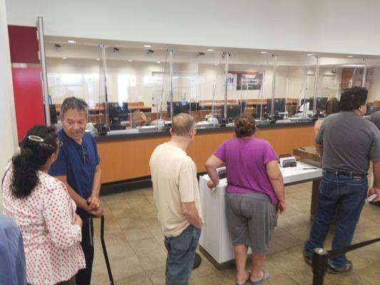 Again look at all these people and 1 teller, @bankofamerica officially worst in service