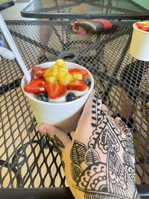 Dragon fruit açaí bowl