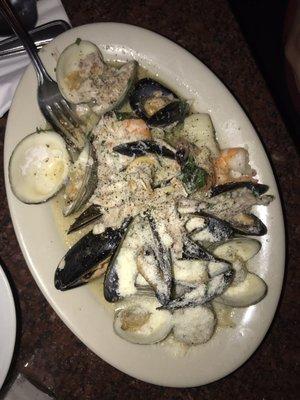 Scallops, shrimp, clams, mussels, crab meat over linguine and whit sauce.