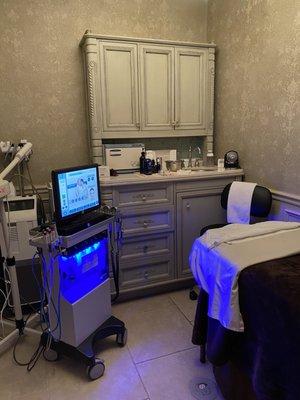 Treatment room with hydro mask machine