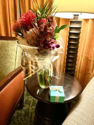 Flowers + a turquoise box: A perfect event!