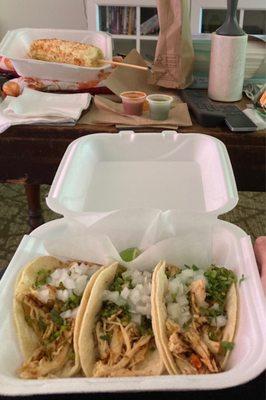 Tacos, elote