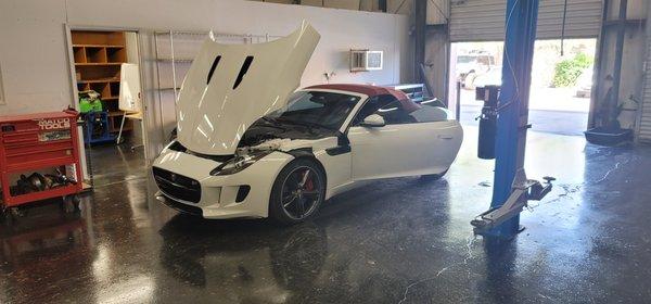 Engine replacement in a Jaguar F-Type.