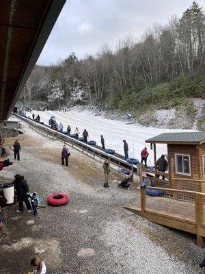 Conveyor belt to the top of the tubing slide