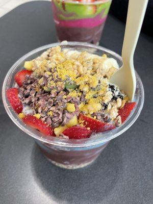 bee pollen, chia seeds, honey, mango, cocoa nibs, kiwi, strawberry, blackberry, banana, chia pudding blue base, açaí base, granola