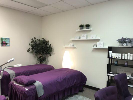 Comfortable and comfortable skin care room.