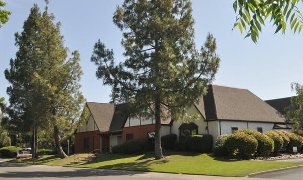 View of the outside of the office of Drs Andrea DeLurgio and Dr. Hendrik Blom - Citrus Heights Orthodontists