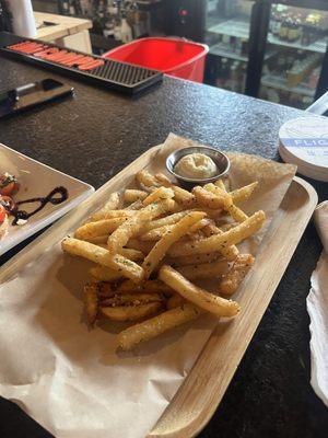 Truffle fries w/ garlic aioli