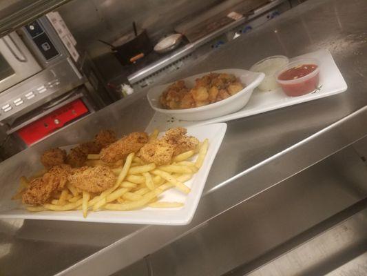 Yuuuuum!!!! Some amazing deep fried finger foods. Chicken tenders and cheese curds.