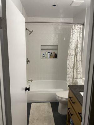 Second bathroom, with redone tub