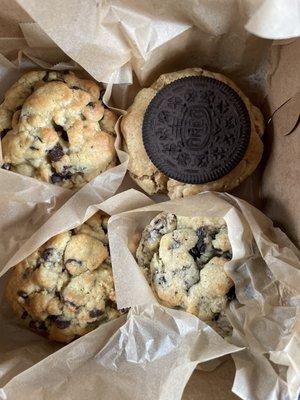 They only serve cookies on Fridays & Saturdays...they were super nice & offered us these 4 delicious cookies!