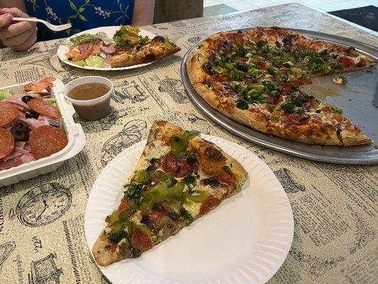 Large thin crust pizza w/ pepperoni, broccoli, mushrooms, and green pepper.  A small antipasto on the side.