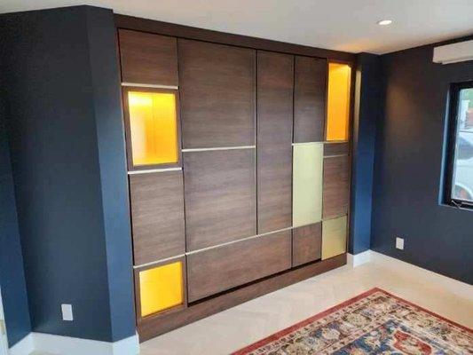 Murphy Bed
 Walnut wood
 Brass accents.
 Fitted Space