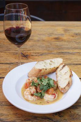 Shrimp tapas with wine