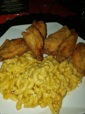 Chicken wings, mac and cheese