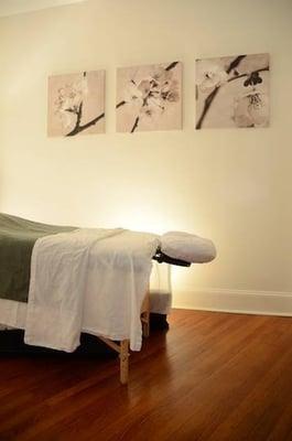 massage table in treatment room