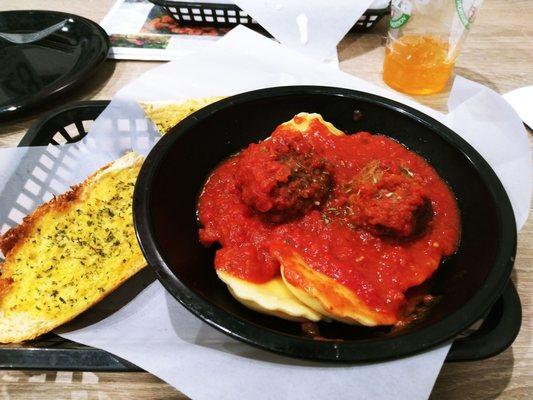 Cheese ravioli w marinara sauce and meatballs