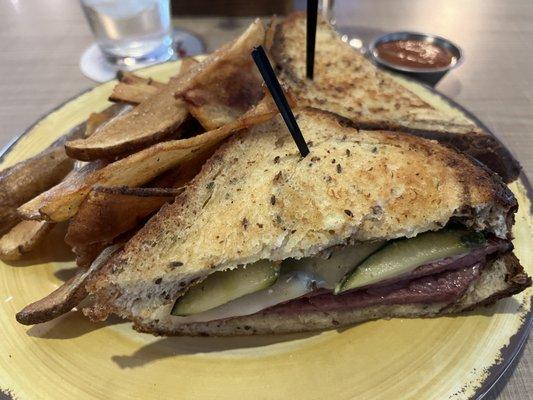 pastrami sandwich & fries