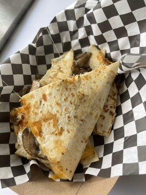 I asked for steak and mushroom quesadilla, OMG! So good and fresh. The portion is very good, tasty food. I highly recommend it!