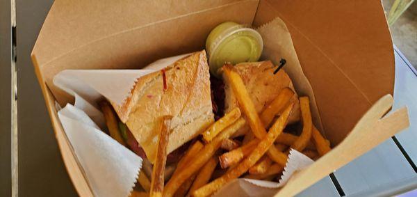 Garden Sandwich and fries ( +$2)