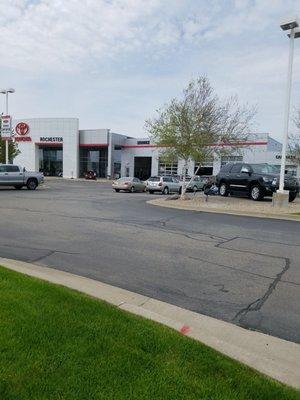 Line of cars at the service center at 2:15pm Thursday 5/16/19