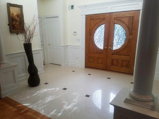 Foyer made of large format porcelain tiles with inserts.