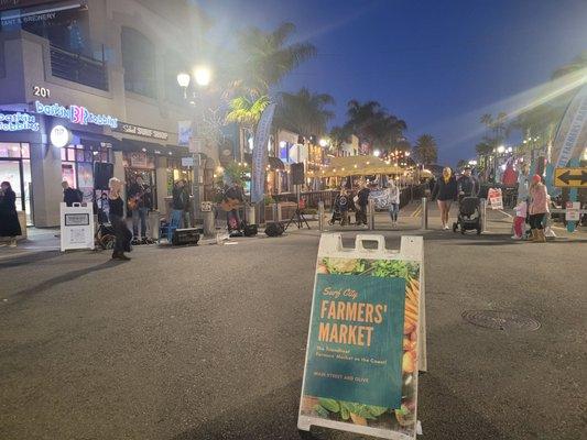 Live music near Baskin Robbins