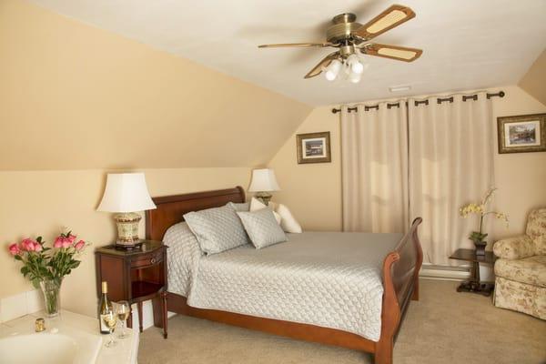 Jefferson Deluxe Suite - queen bed with mahogany headboard dressed with luxury linens