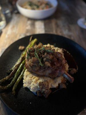 Pork chop with cheddar grits & asparagus