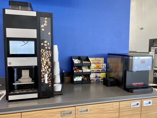 Cappuccino/hot chocolate machine and ice/hot water dispenser