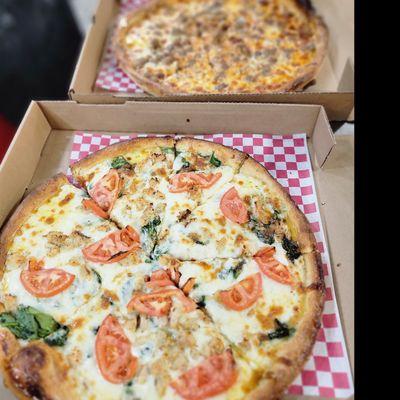 Al Green Pie (Alfredo Base, Grilled Chicken, Spinach & Tomato