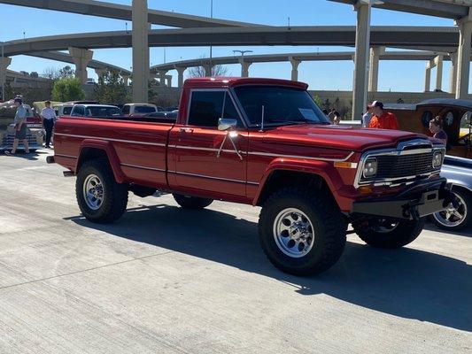 79 Jeep J20 pickup show winner in part thanks to Javiers.