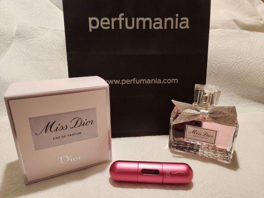 Miss Dior and purchased separately the Flo Prestige, the Refillable Perfume Atomizer.