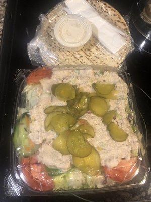 Salad with tuna and pickles