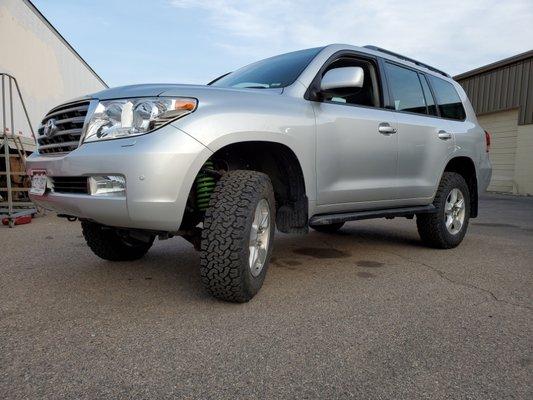 Lift finished and alignment done. This Land Cruiser looks great, and the owner is ready to go have fun in the mountains!