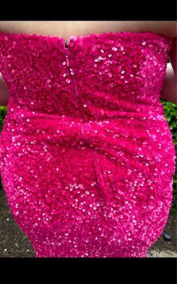 Back of dress that kept twisting and pulling to the side anytime my daughter walked/moved around.