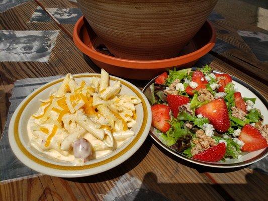 Buffalo Mac w/Strawberry Salad