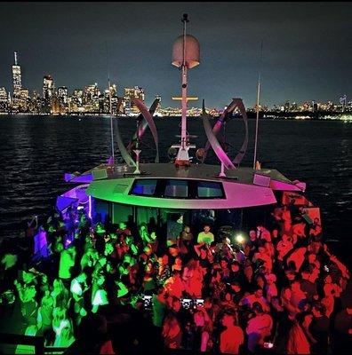 The best night boat parties around the city! #iboatNYC