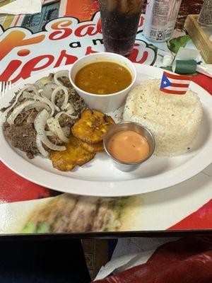 Arroz Blanco con Habichuelas Rosadas (guisadas), Pernil Asado y Tostones