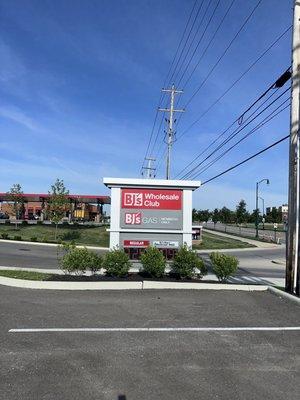 To pay thousands for an electric sign that shows your excellent pricing and then to use landscaping to restrict consumer view of that.