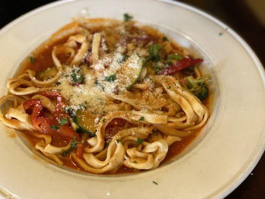 Pasta pomodoro with vegetables